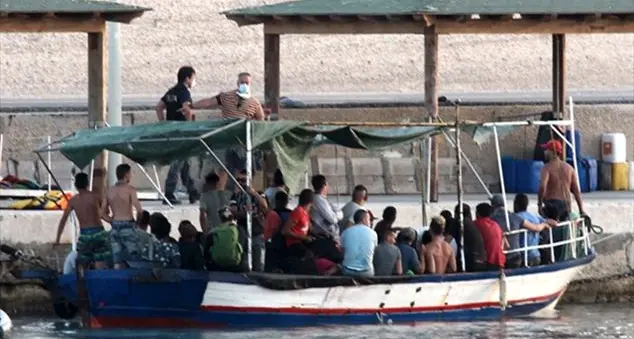 Sbarchi senza sosta a Lampedusa, il sindaco: “Sarà sempre l’isola che accoglie”