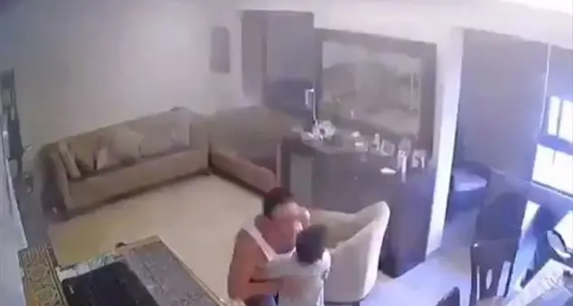 Esplosione a Beirut, un papà mette in salvo il figlio