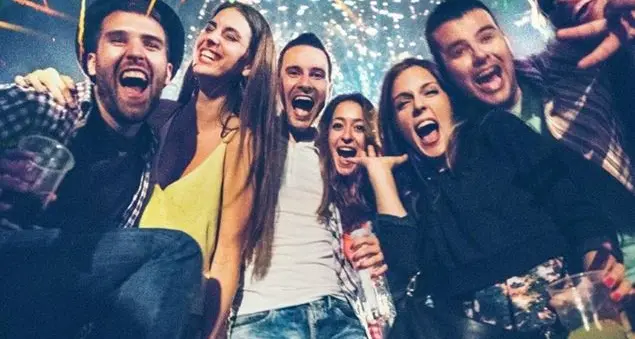 Il virus tra i giovani della movida: tocca agli adulti dare il buon esempio