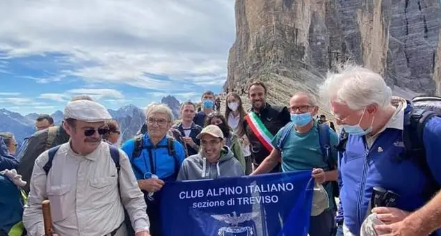 L'impresa di Davide che sale in carrozzina alle Tre Cime