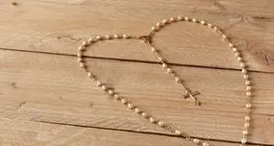 Come si recita il Rosario e perché si omettono le litanie?