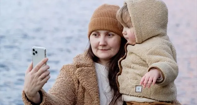 «Mio marito pubblica le foto dei figli su Facebook, ma io non sono d’accordo»