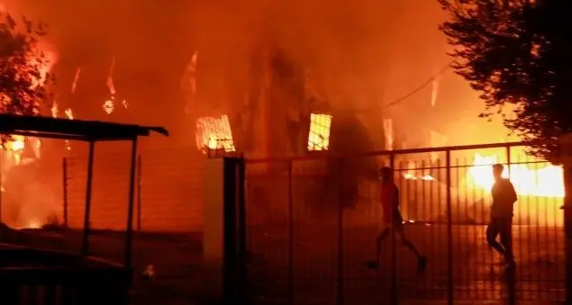 In fiamme il campo di Moria, profughi in fuga a Lesbo