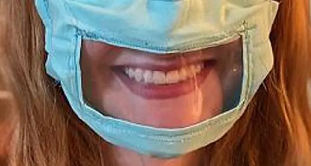 Quelle strane mascherine trasparenti per insegnanti