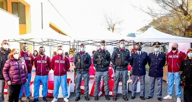 I rugbisti della Polizia consegnano pacchi dono alle famiglie di Ostia