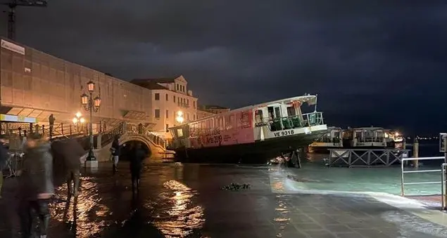 Ma il mose non può salvare Venezia dall'onda della crisi