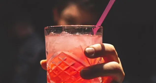 «È tornato da una festa ubriaco: perché lontano da casa non rispetta le regole?»