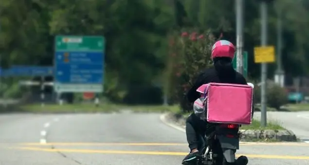 Un rider tra le città deserte a caccia di emozioni