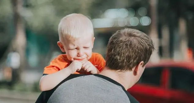 «La figlia di amici è ingestibile. Mio fratello sacerdote vorrebbe aiutarli»