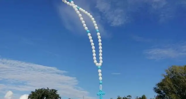Il Rosario di palloncini dei bambini contro l'epidemia