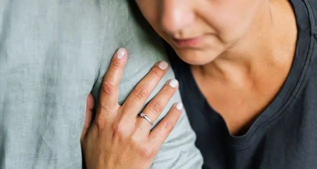 «Io, donna sposata, mi sono innamorata di un prete. Ho distrutto tutto»