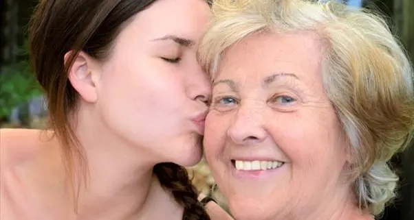 «Mia nipote si confida su amore e sesso. Forse dovrebbe parlarne con la madre?»