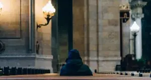 «Quelli che pregano, ma pensano a salvare se stessi e il denaro»