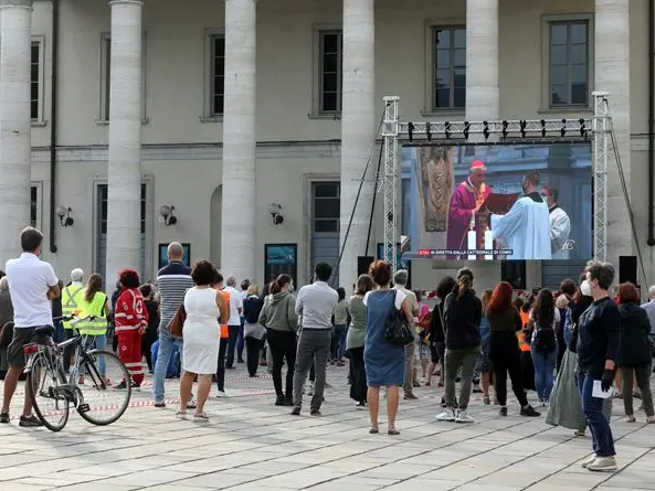 L'addio di Como a don Roberto. E l'Elemosiniere del Papa dona il Rosario all'assassino