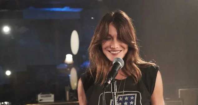 Carla Bruni: «Abbiamo avuto il Covid in famiglia, ma ora stiamo bene»