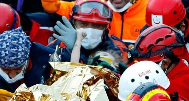 Un applauso liberatorio per Elif, 3 anni, salvata dalle macerie dopo 65 ore