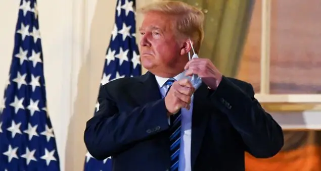 Torna alla Casa Bianca e si toglie la mascherina: i messaggi sbagliati di Donald Trump