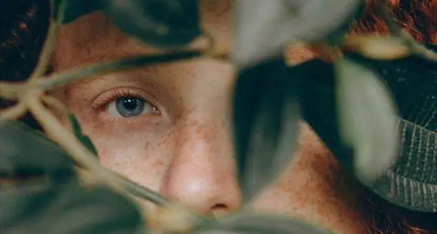 «La malattia le crea gravi difetti fisici e in classe la emarginano e la deridono»