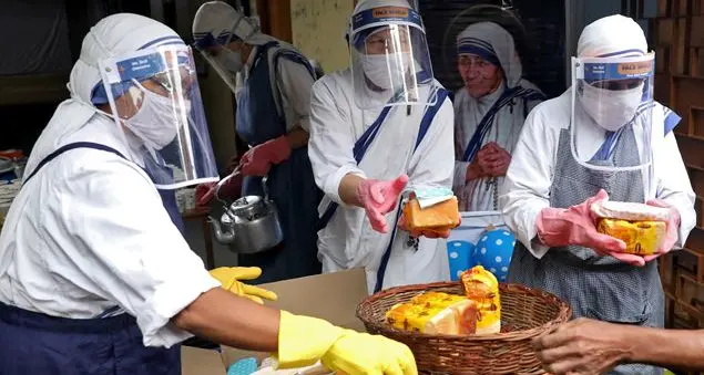 Diminuiscono i sacerdoti, in aumento i missionari laici nel mondo