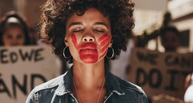 La violenza sulle ragazze corre anche sul web