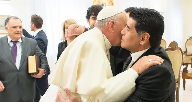 Maradona e il Papa: «Il fuoriclasse è lui, mi ha riavvicinato alla Chiesa»