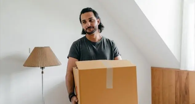 «Ha 27 anni, lavora e mio marito vorrebbe che andasse a vivere da solo»