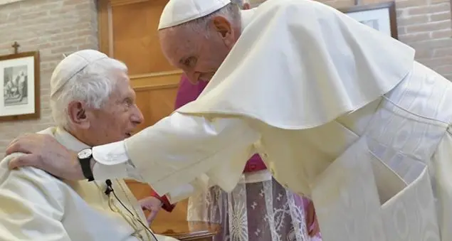 Covid, Vaticano: vaccinati Francesco e Benedetto XVI