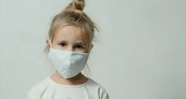 «Troppe 8 ore con la mascherina per mio nipote»