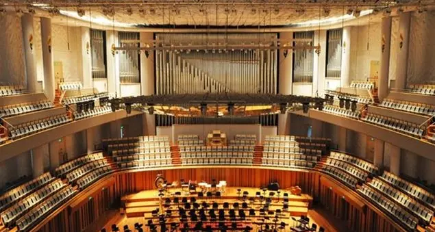 Le voci degli spettatori che chiedono di tornare in teatri e sale da concerto