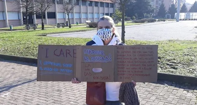 La protesta solitaria di una mamma di quattro figli per il ritorno della scuola in presenza