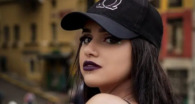 «Che choc! 15 anni e scambia foto intime con il suo fidanzato in chat»