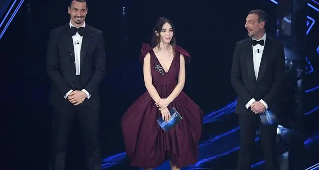 Gli applausi finti, le gag sul pubblico che non c'è. E il cardinale Ravasi \"tifa\" Madame