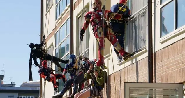 E il giovane Eljon riceve il nuovo smartphone dalle mani di Hulk