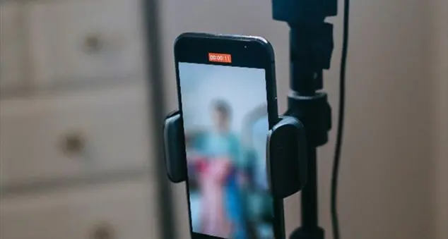 «Maledetti social! Da madre single ho paura per mia figlia così vulnerabile»