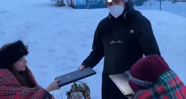 Decreto riaperture: a Foppolo si mangia sotto la neve