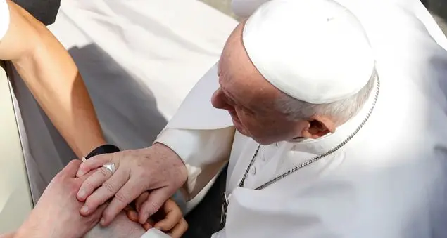 Il Papa: «Attenti alla falsità interiore, ai preti che fanno gli angioletti e dentro sono un disastro»