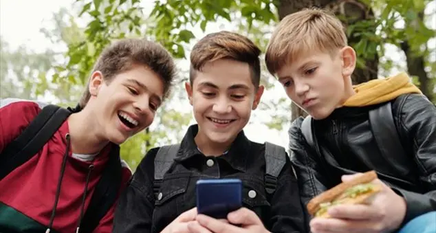 A che età è giusto dare lo smartphone ai figli?