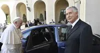 Il Papa saluta l’autista che va in pensione e ringrazia i laici che lavorano in Vaticano
