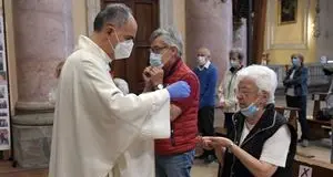 Quei sacerdoti a Messa senza mascherina