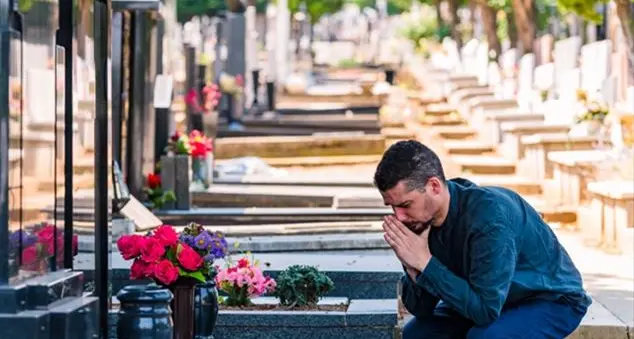 È giusto, e secondo la Bibbia, pregare i defunti?