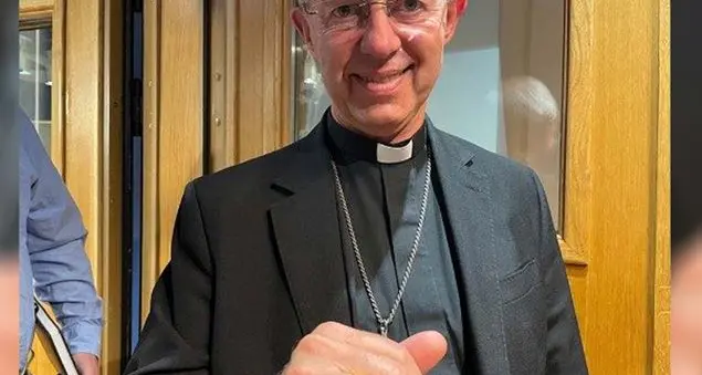 Il primate anglicano Welby indossa l'anello donato da Paolo VI