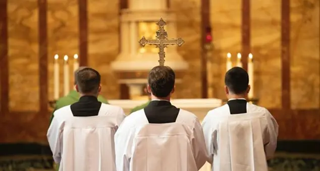 Quando alzarci in piedi nella celebrazione eucaristica