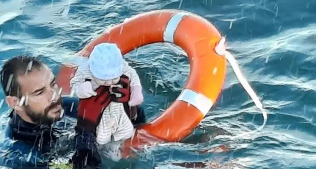 Naufragi nel Mediterraneo, quell'immagine che ha commosso il mondo