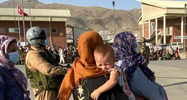 Le immagini dei profughi afgani in fuga da Kabul dall'inviata di Famiglia Cristiana