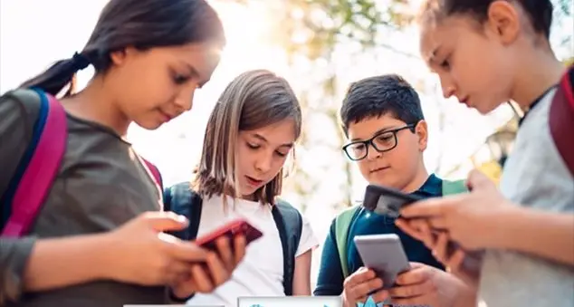 Contro il cyberbullismo: «In estate, meno social e più socialità»