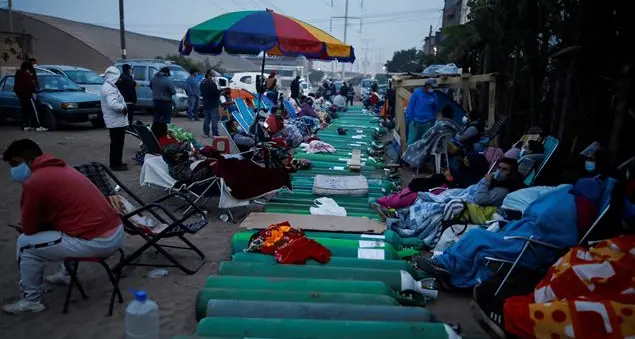 Lunghe file per l'ossigeno e ospedali al collasso: il Perù in ginocchio