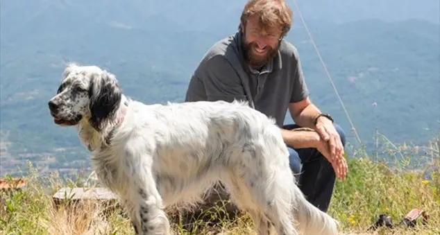 Don Alessandro Deho’, un prete nel bosco: «Seguo Dio da viandante della vita»