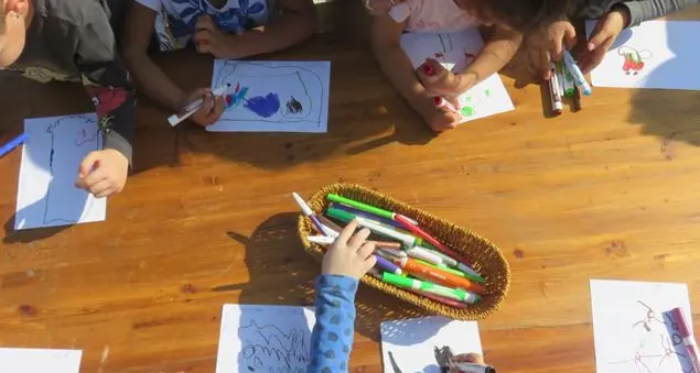 Una raccolta di materiale scolastico per i bambini in condizione di povertà