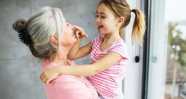 Nonni a tempo pieno? Un lavoro da 3.200 euro al mese