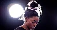 Simone Biles, che sente il \"peso del mondo\" sulle sue spalle